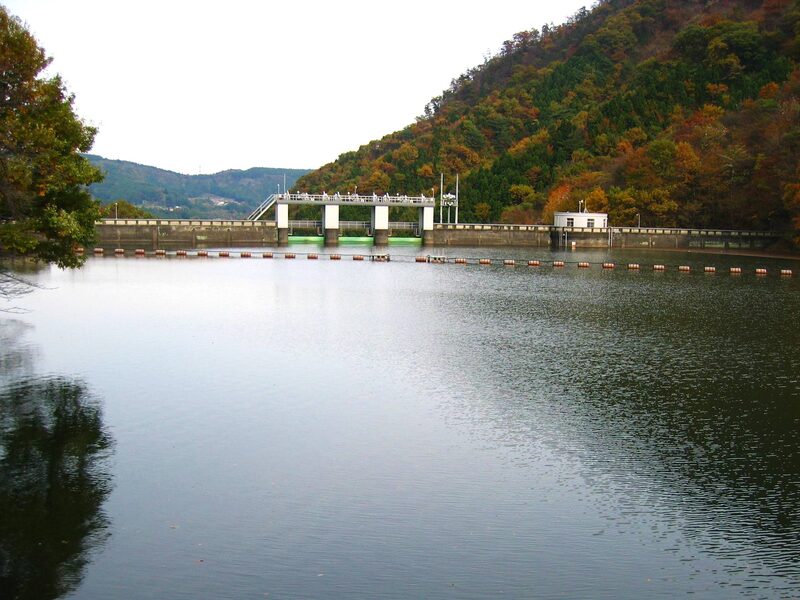 妙義山を映す妙義湖(中木ダム)の湖面