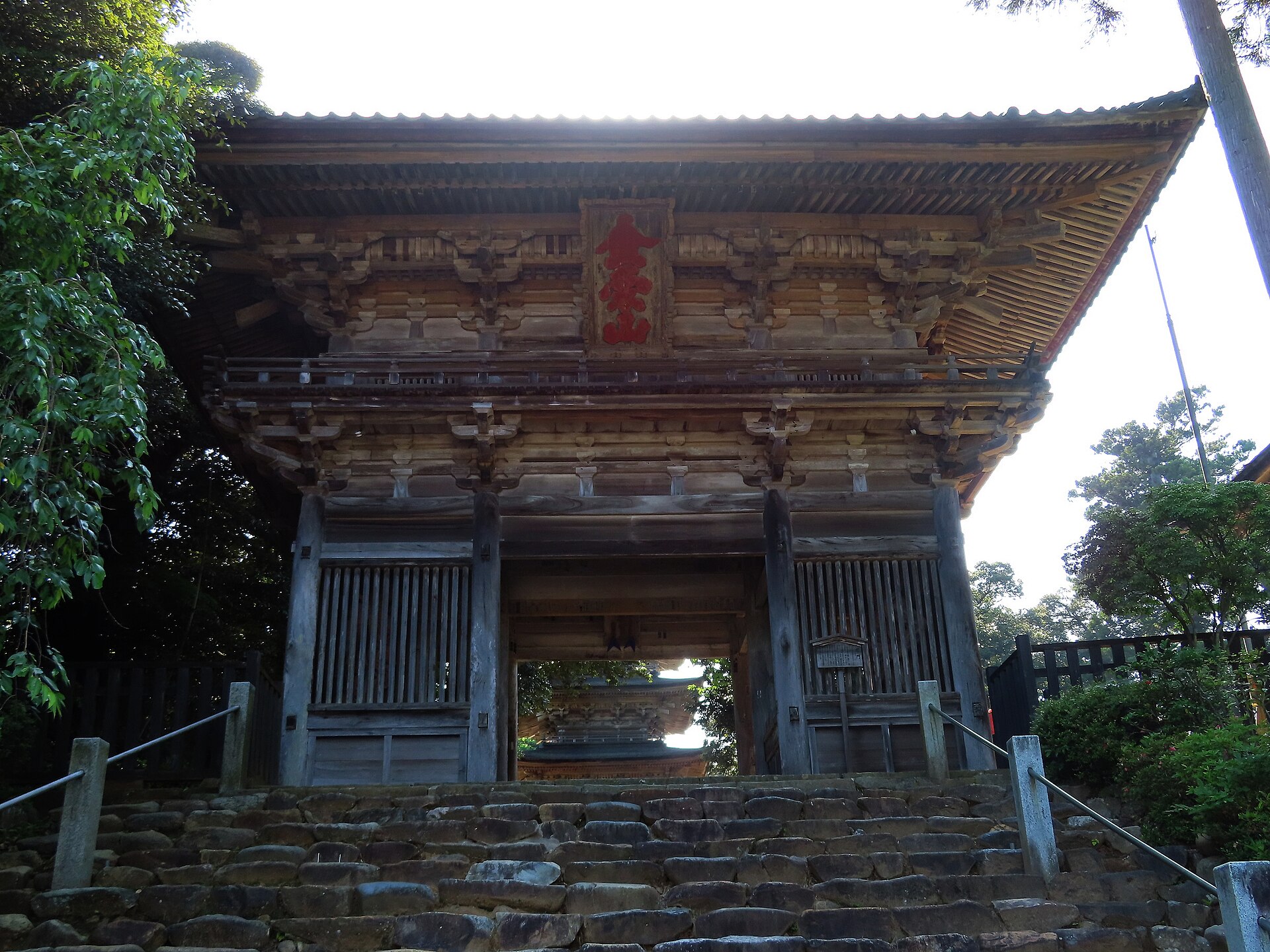 妙成寺の二王門(重要文化財)