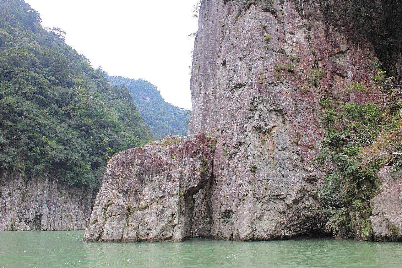 瀞峡の松茸岩と熊野川の水面