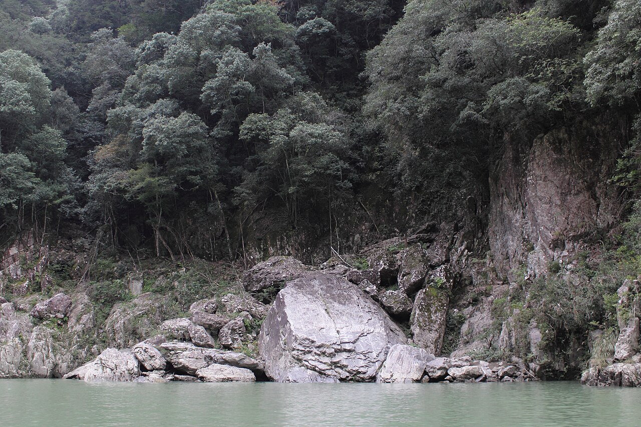 瀞峡の亀岩と熊野川に映る渓谷の緑