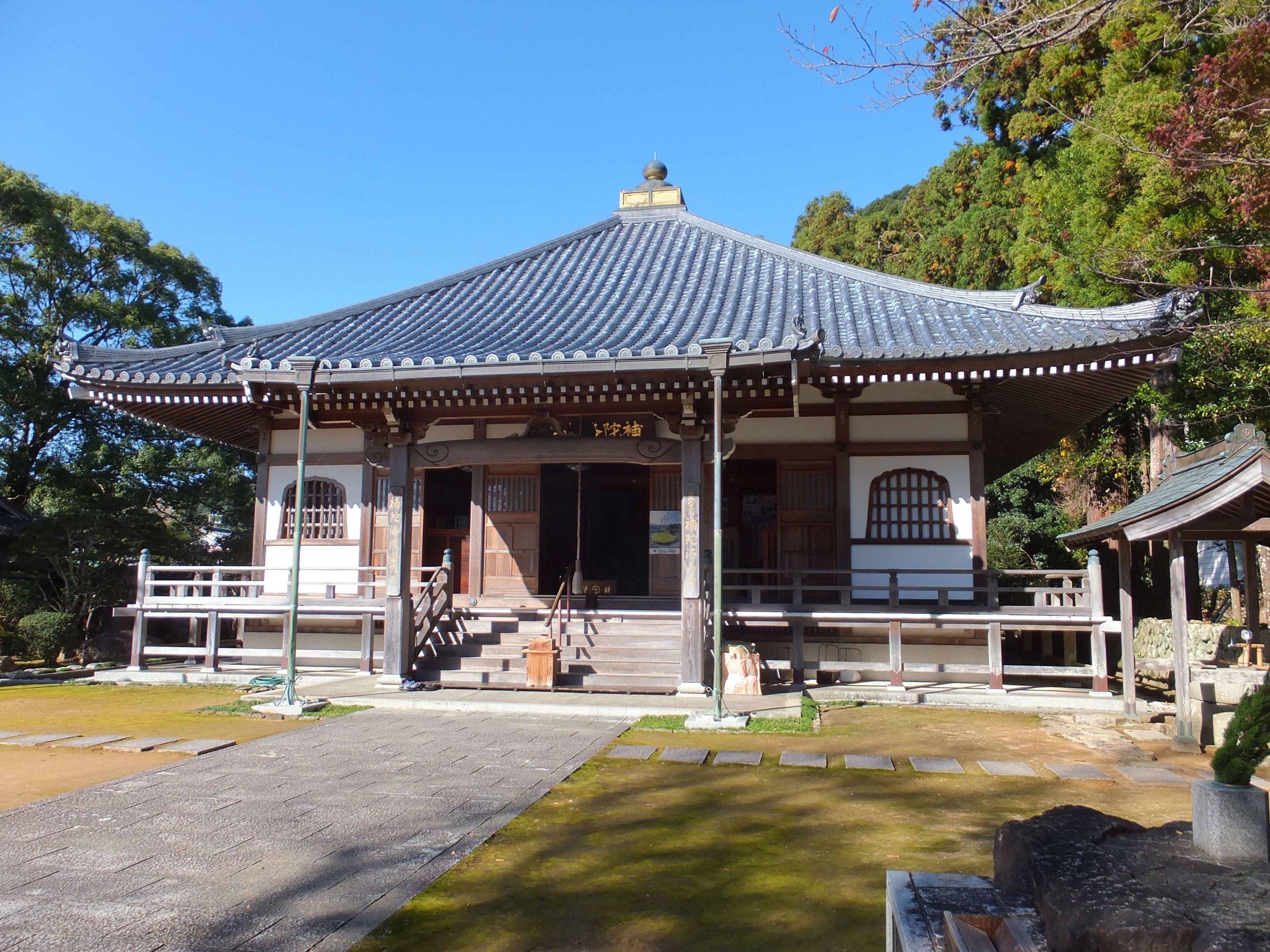 補陀洛山寺の本堂と境内
