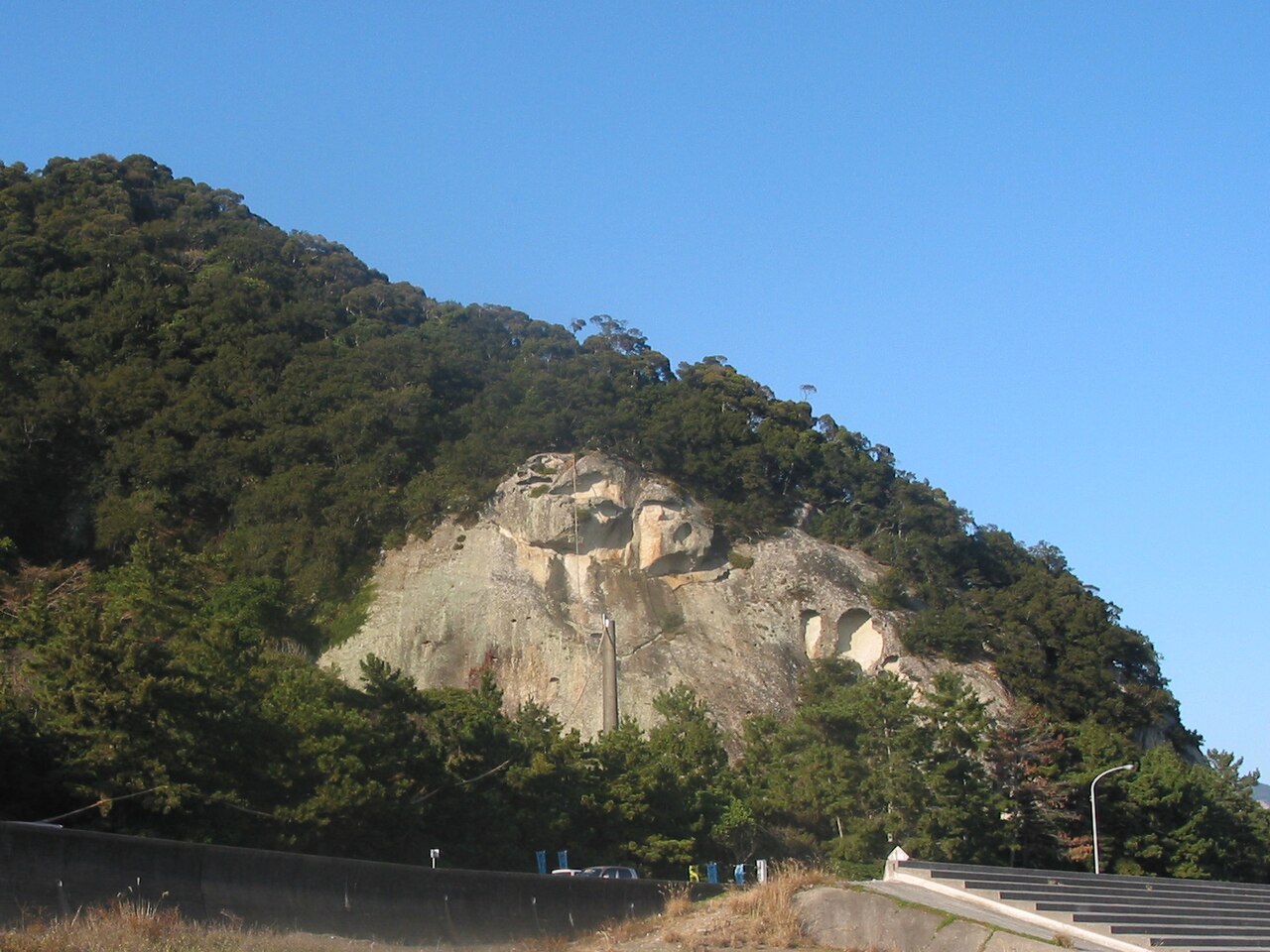 花の窟神社の境内と参道