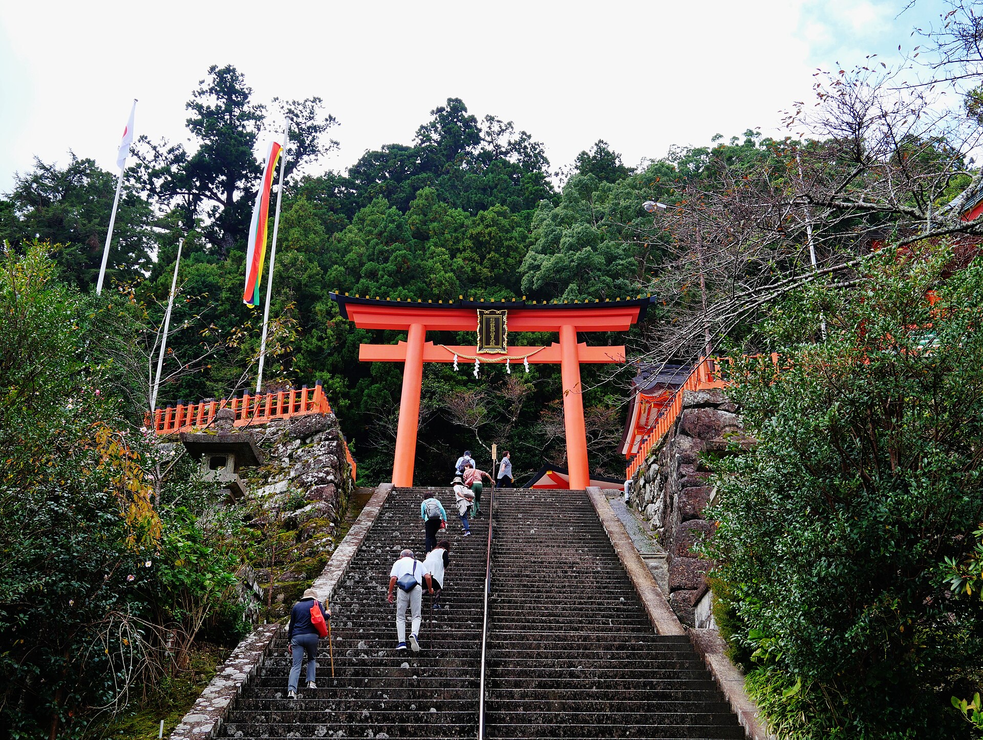 熊野那智大社の鳥居と参道