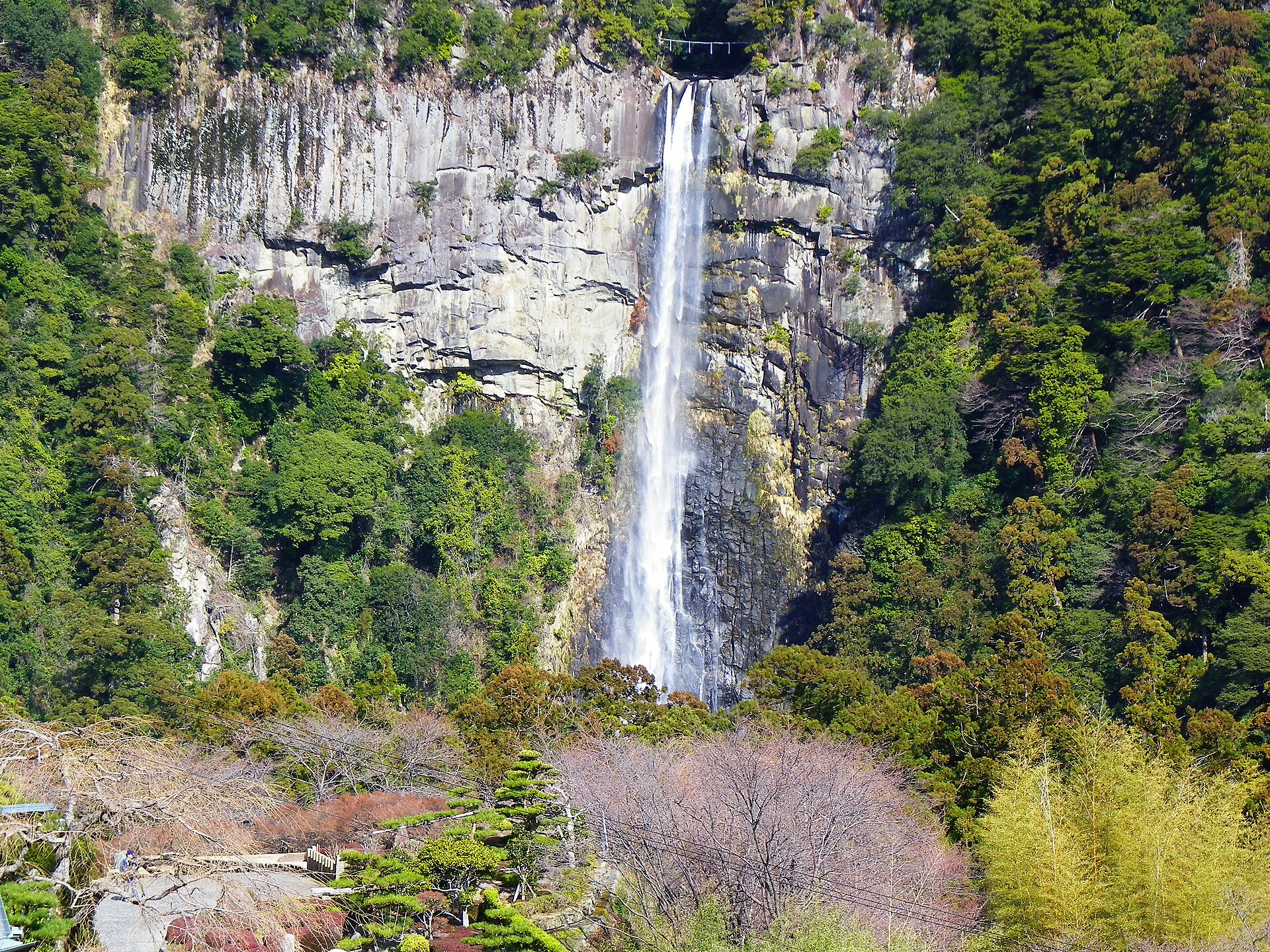 那智の滝にかかる虹