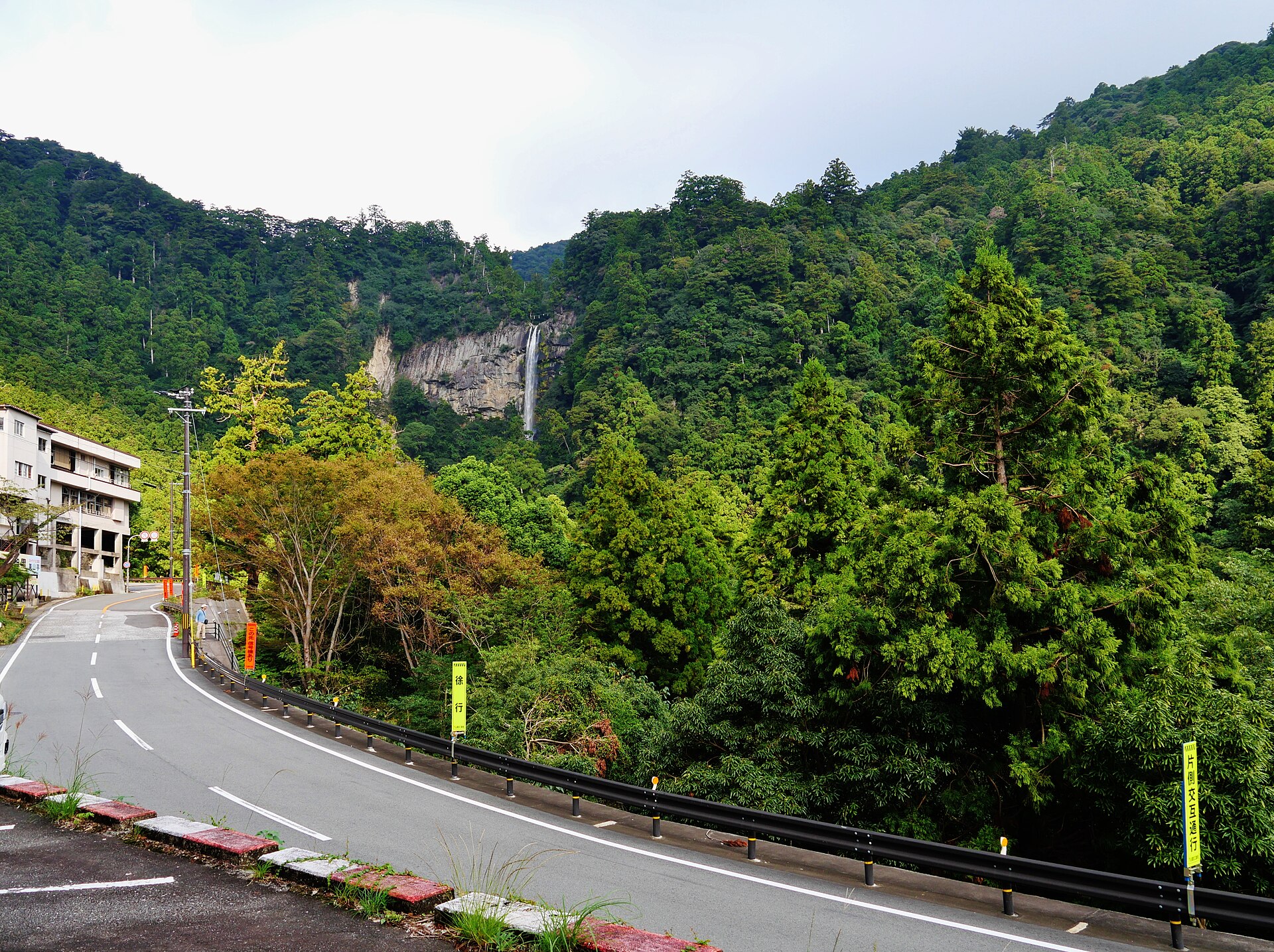 那智の滝を近くから望む景観
