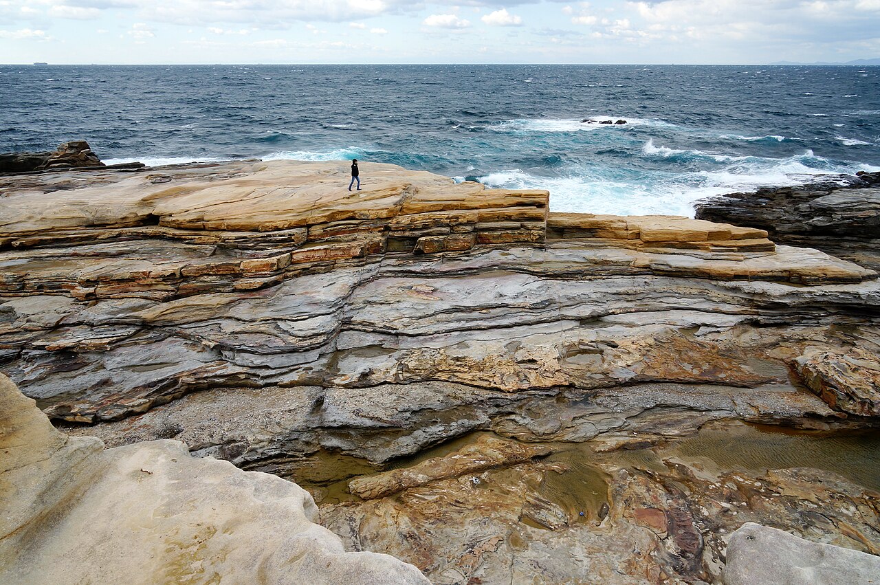 千畳敷の白い岩畳と海