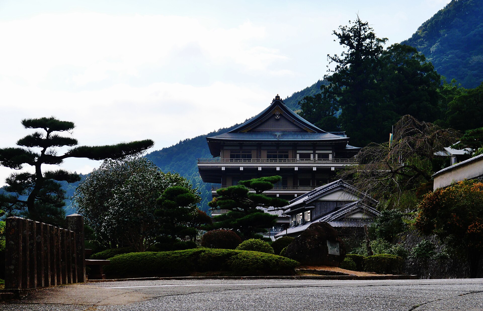 青岸渡寺の境内の様子
