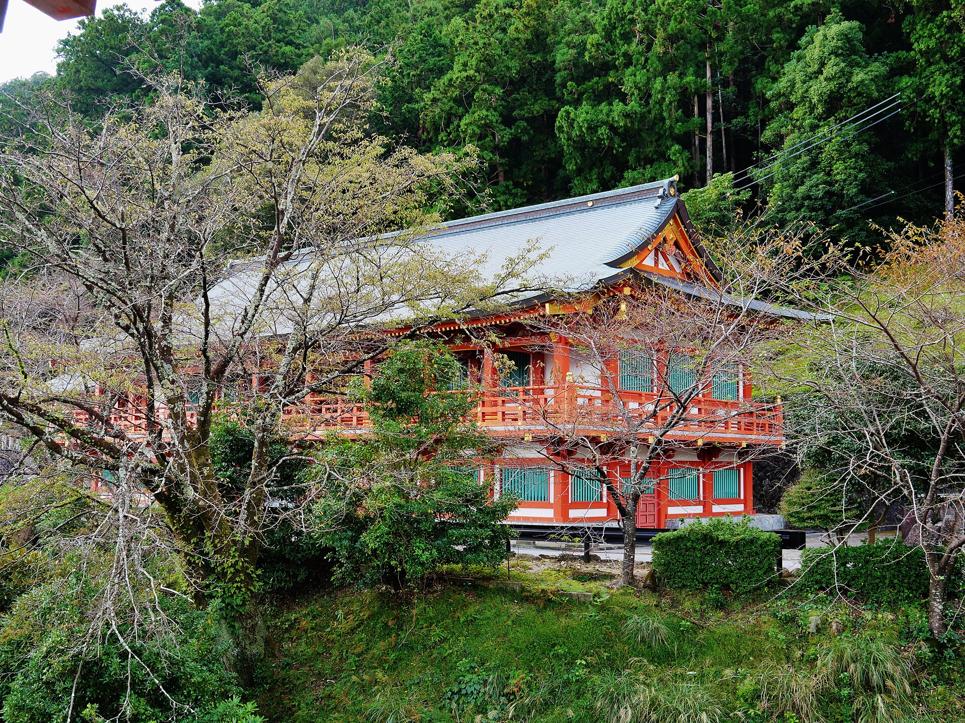 青岸渡寺の三重塔を近くから望む