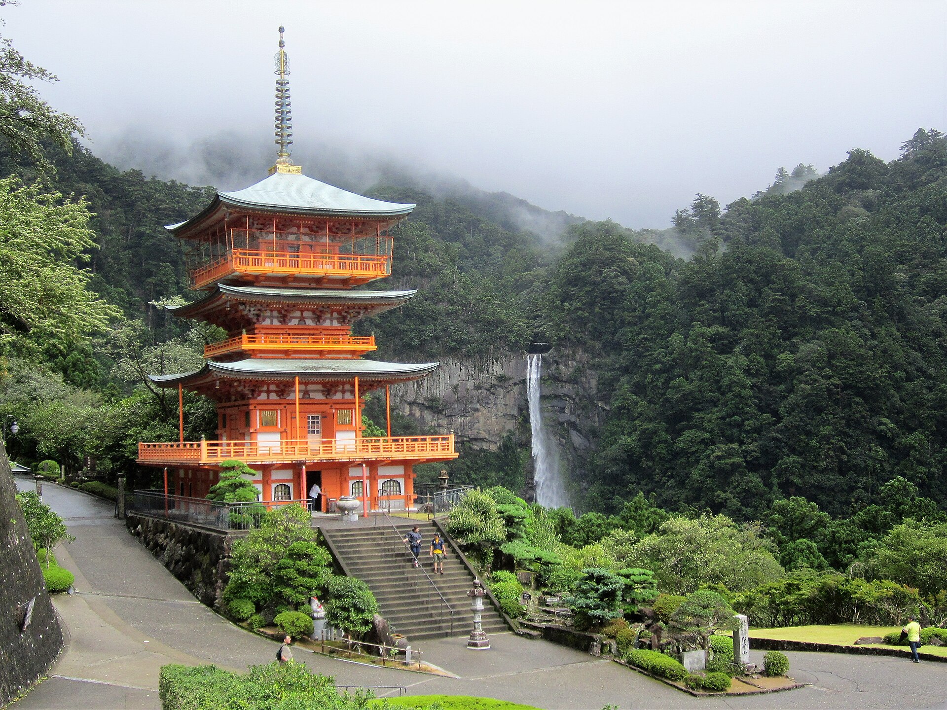 青岸渡寺の三重塔と那智の滝
