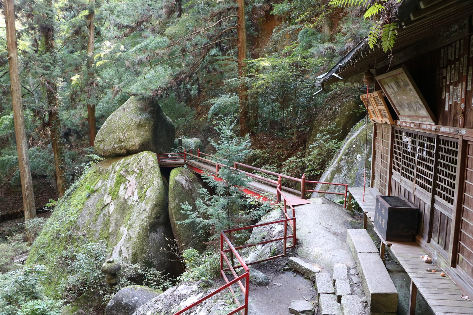 名草巨石群と名草厳島神社本殿の鎮座する聖域