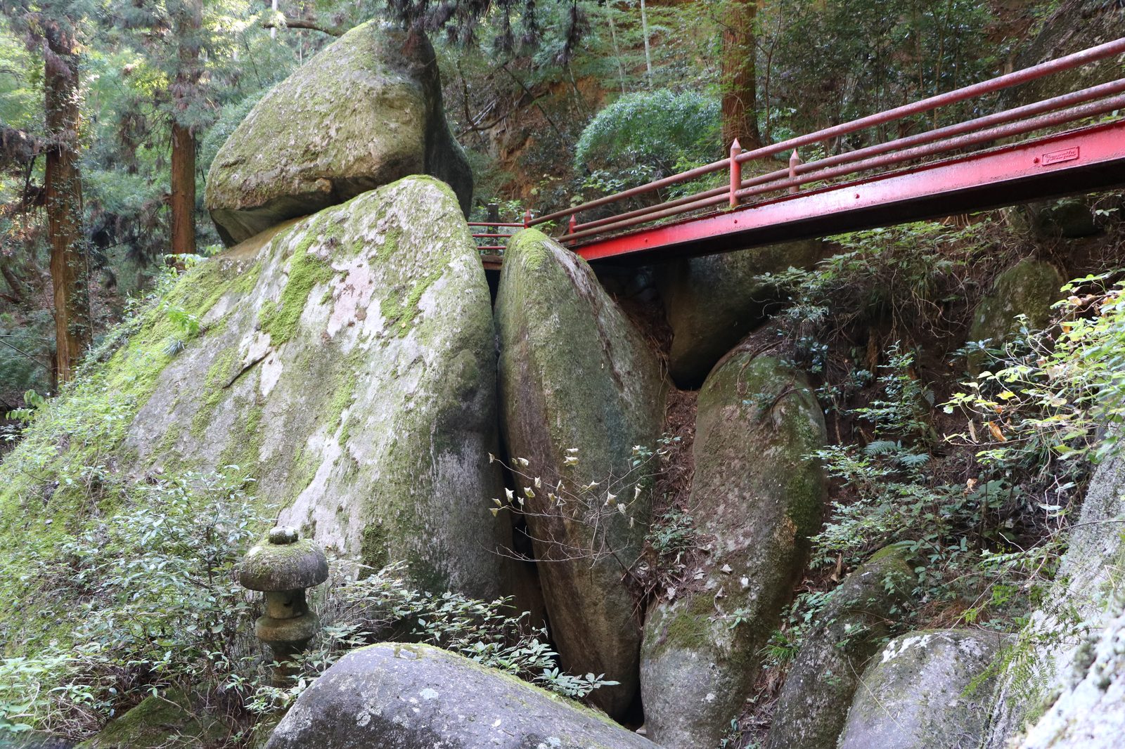 名草巨石群最大の巨石、御供石