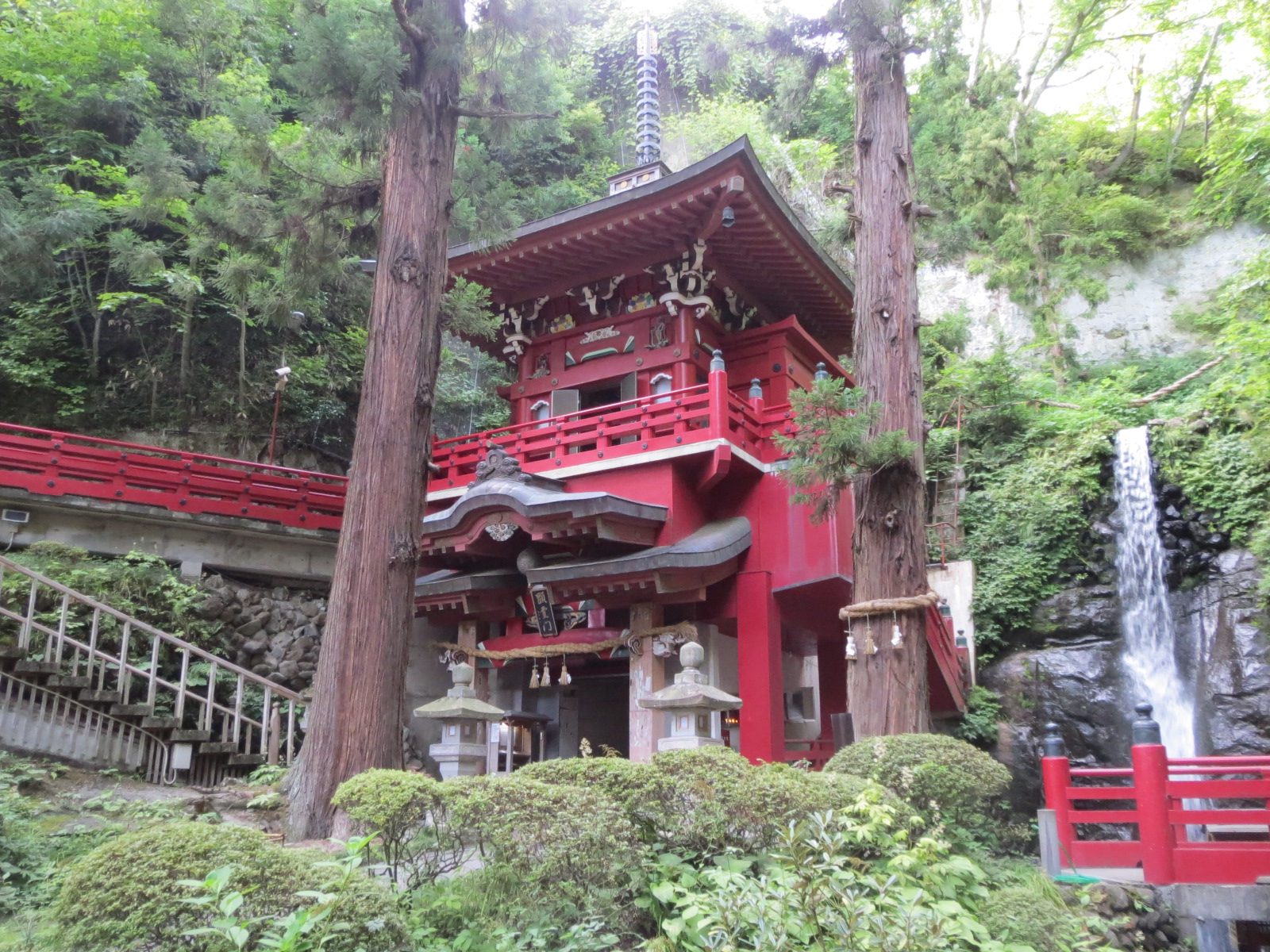 福島市飯坂町、中野不動尊の朱塗りの祈祷殿と不動滝