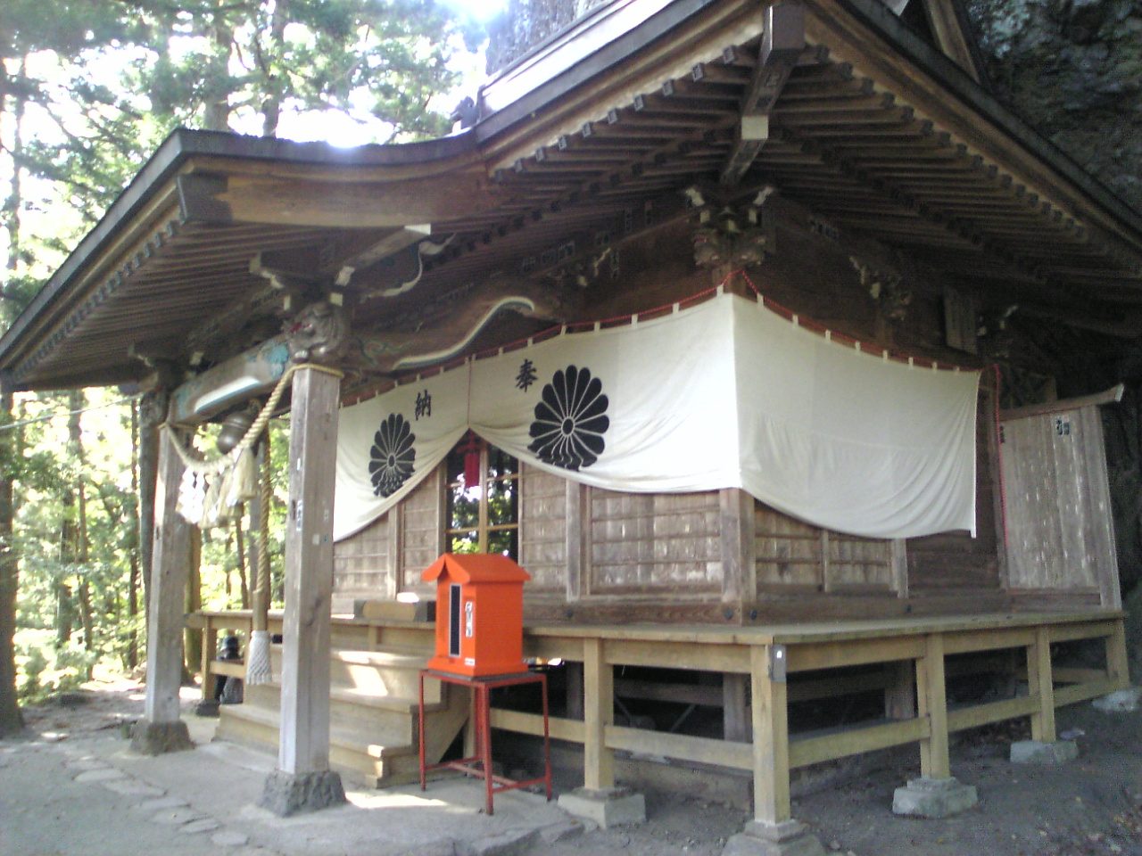 轟岩に隣接して建てられた中之嶽神社の拝殿