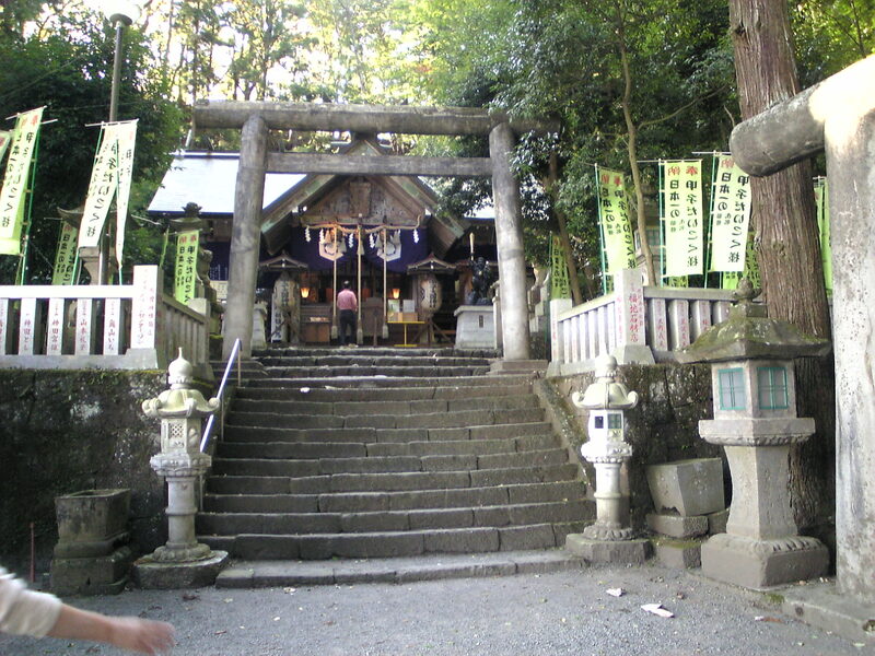 中之嶽神社境内の石灯籠
