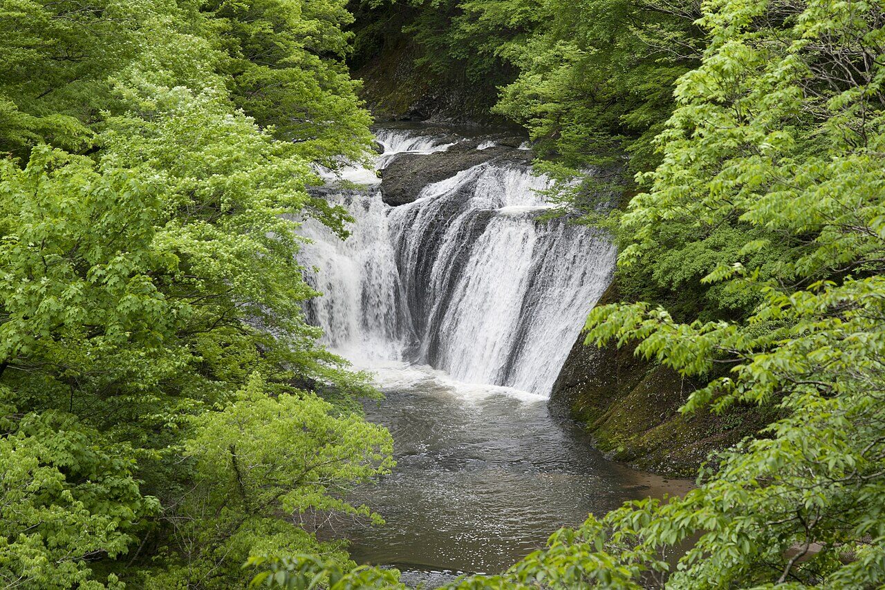 生瀬滝の岩壁を流れ落ちる水