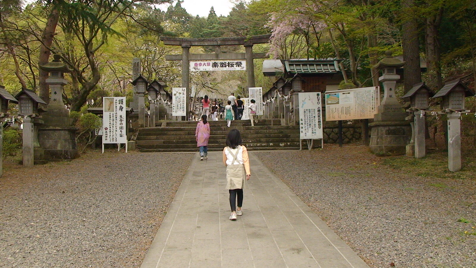 南湖神社の鳥居と灯籠が並ぶ参道