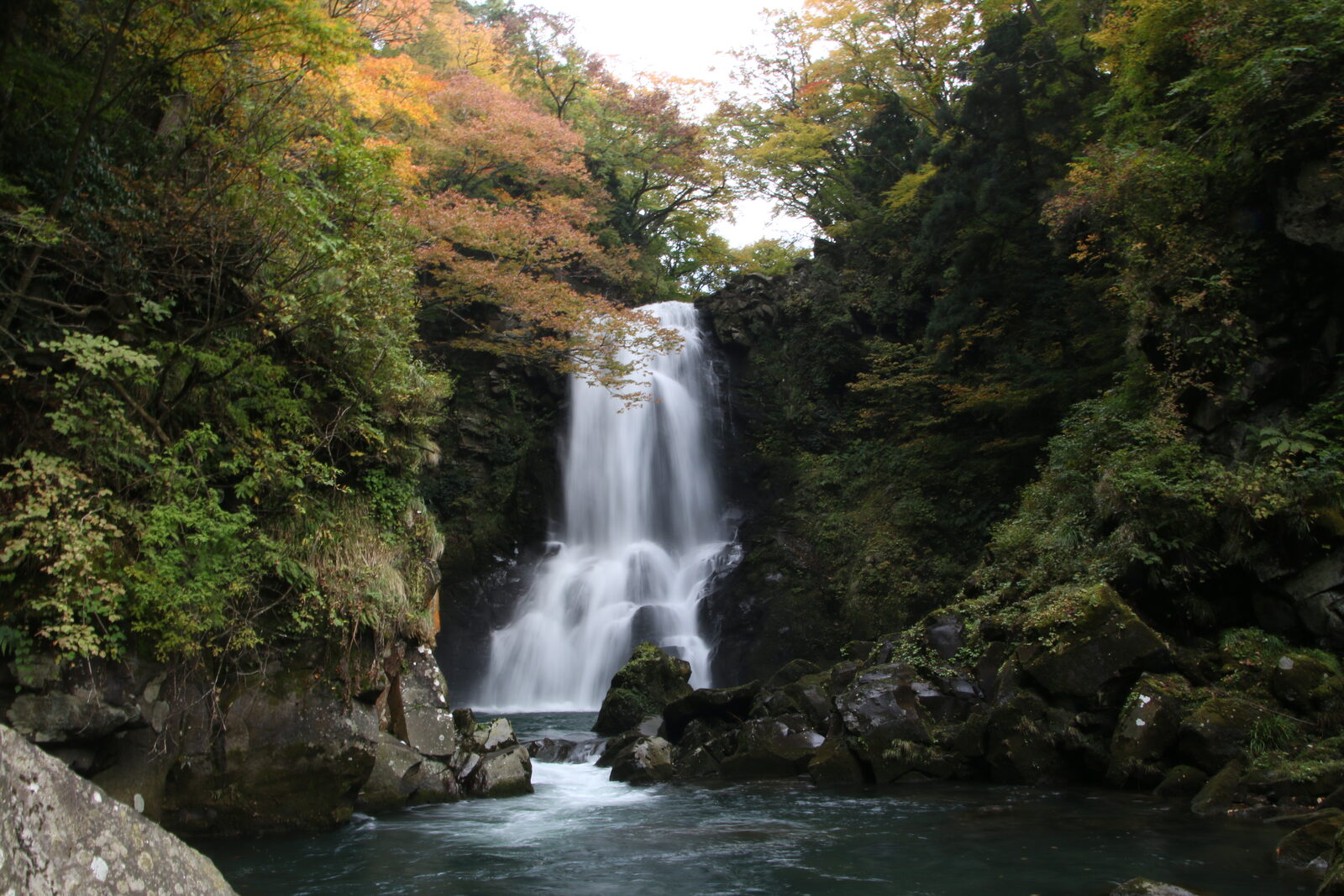 秋田県にかほ市、落差26mを流れ落ちる国指定名勝・奈曽の白滝