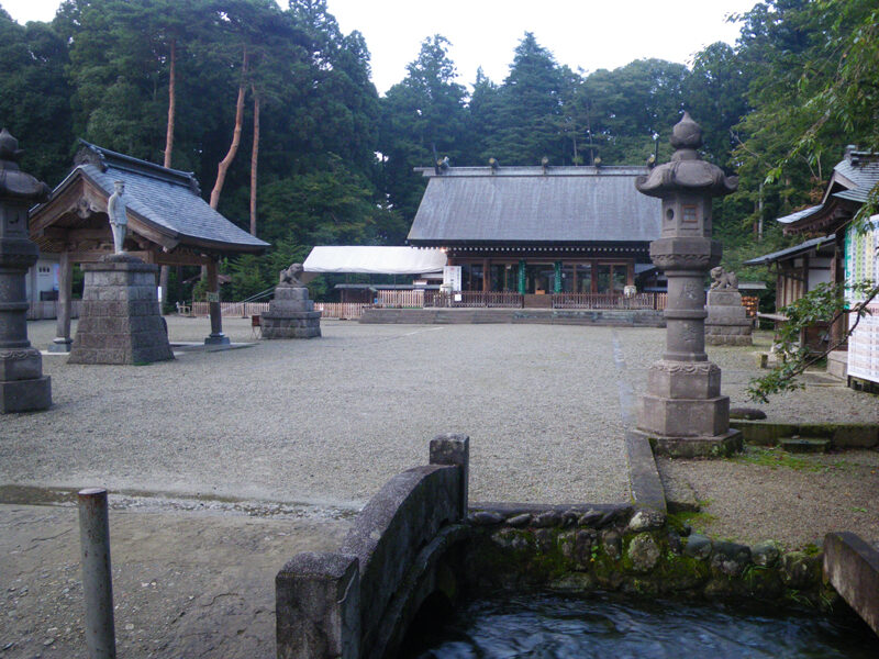 那須乃木神社の拝殿と乃木将軍像、境内を流れる蟇沼用水