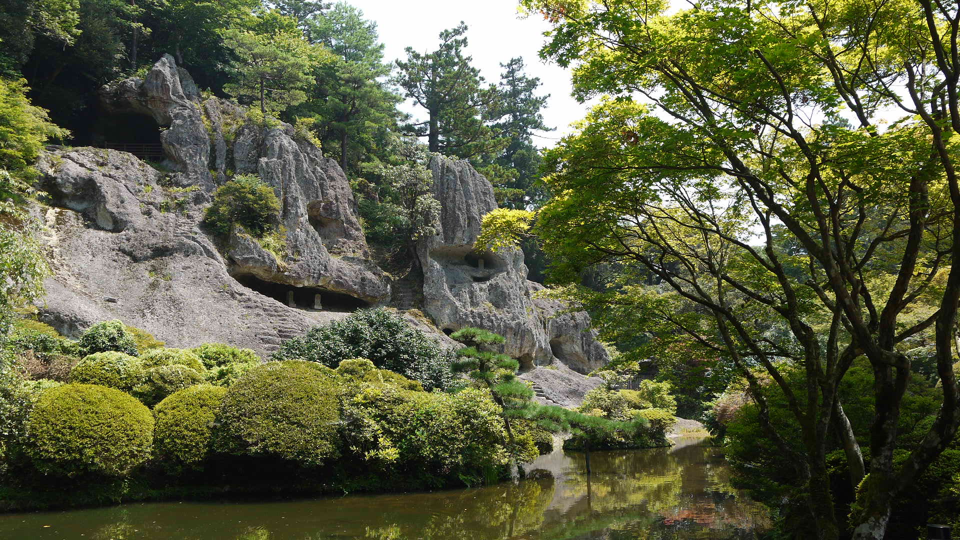 那谷寺の境内、紅葉と緑