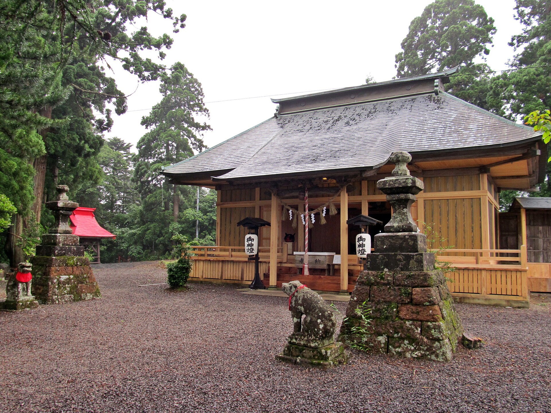 高舘山山頂に鎮座する熊野那智神社の拝殿と狛犬