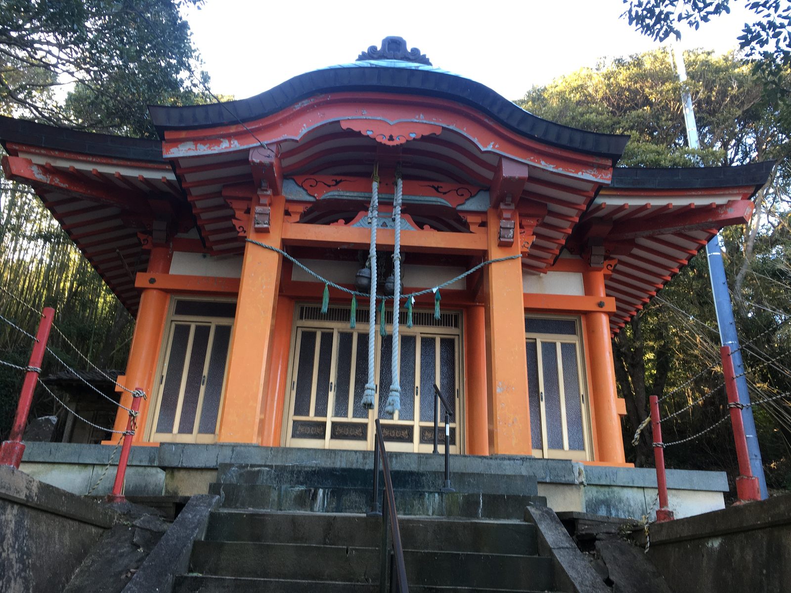 田代島の猫神社(美與利大明神)、朱色の社殿と石段の参道