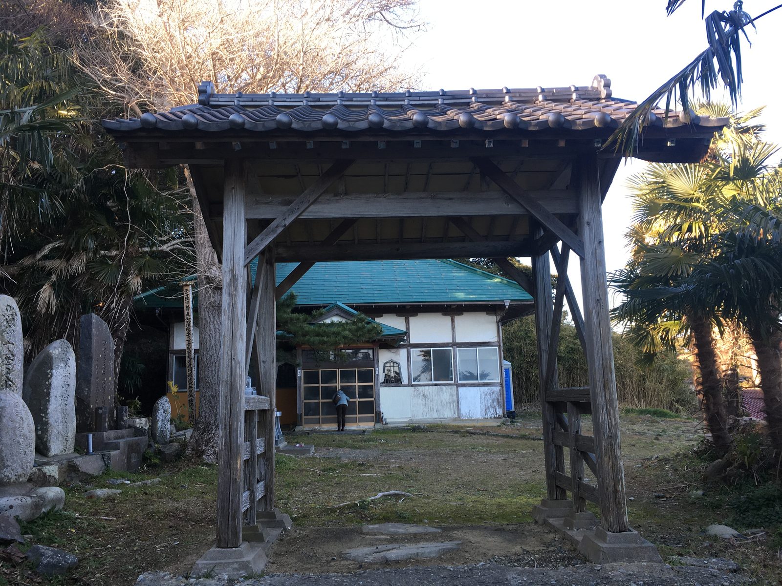 大泊エリアに残る松盛院の山門