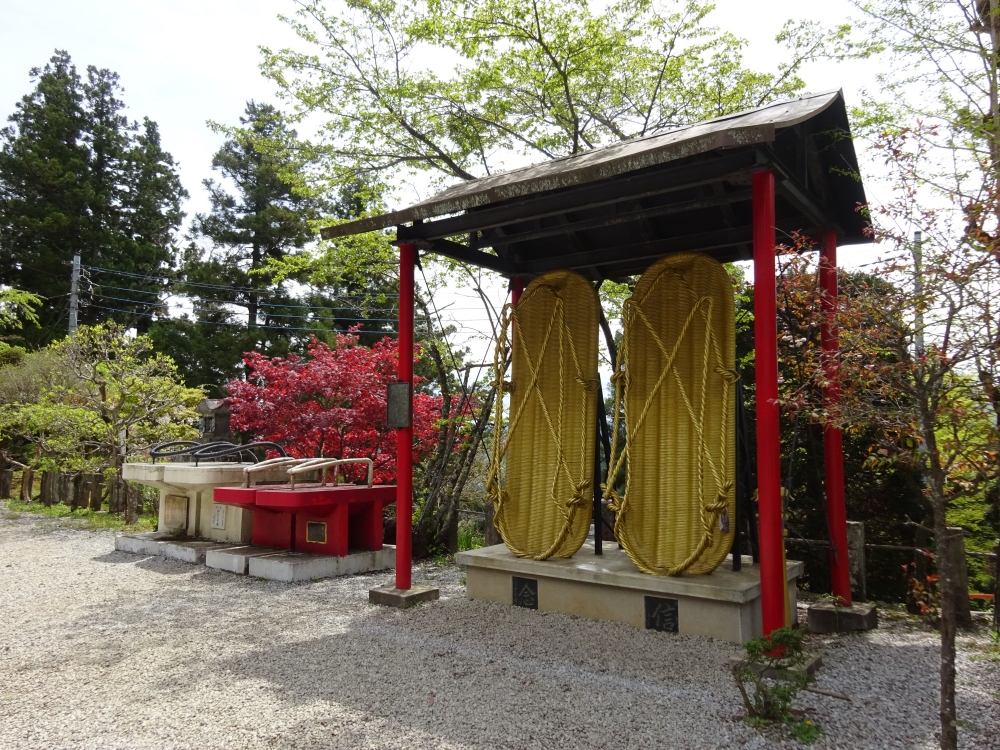 子ノ権現天龍寺に奉納された巨大な鉄のわらじ