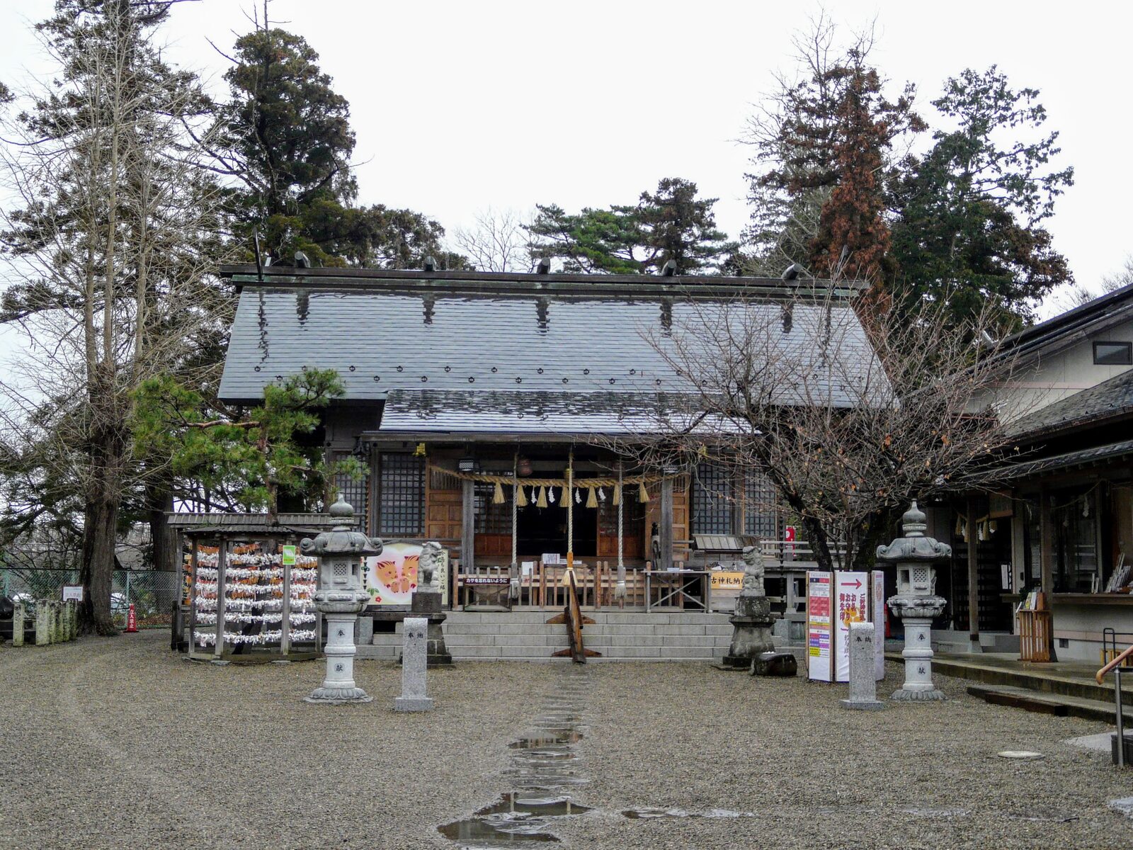 二柱神社の拝殿正面としめ縄、参道の様子