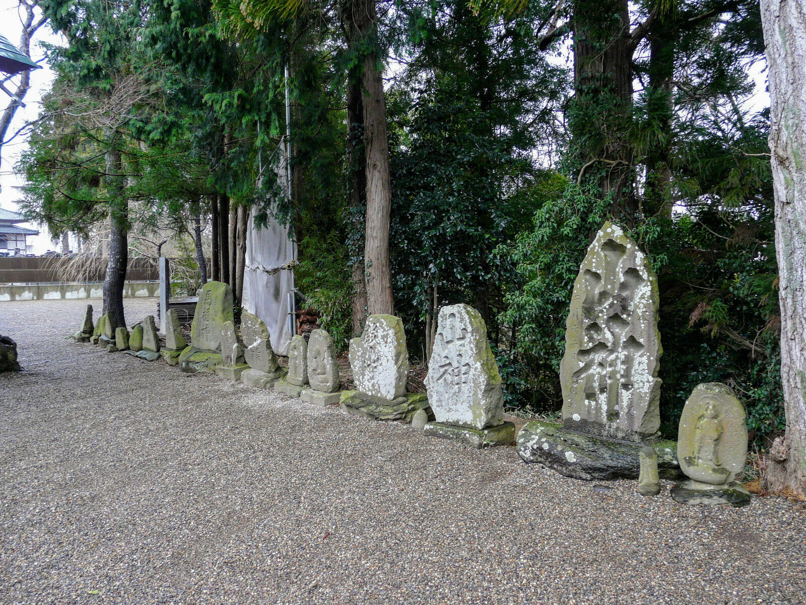 二柱神社境内に並ぶ山神、馬頭観音などの石碑群