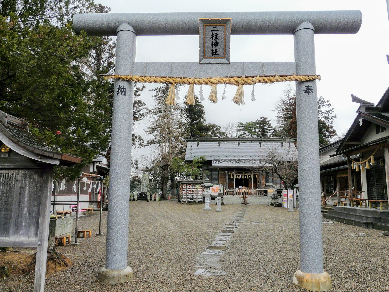 二柱神社の鳥居に掲げられた額束と参道の先の社殿
