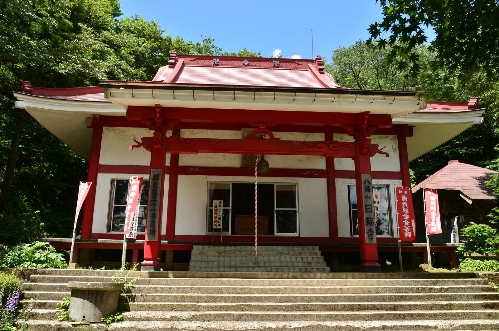 八溝山八合目に立つ日輪寺本堂。朱塗りの観音堂