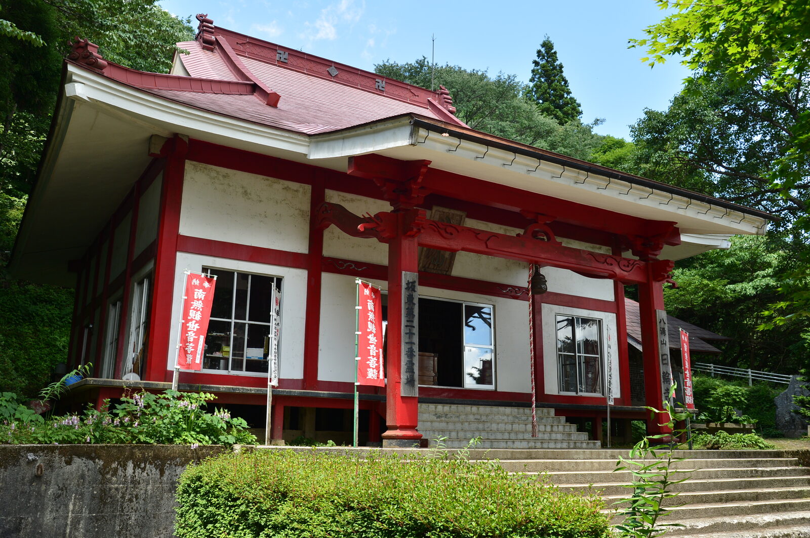 石段の上に立つ日輪寺本堂の全景