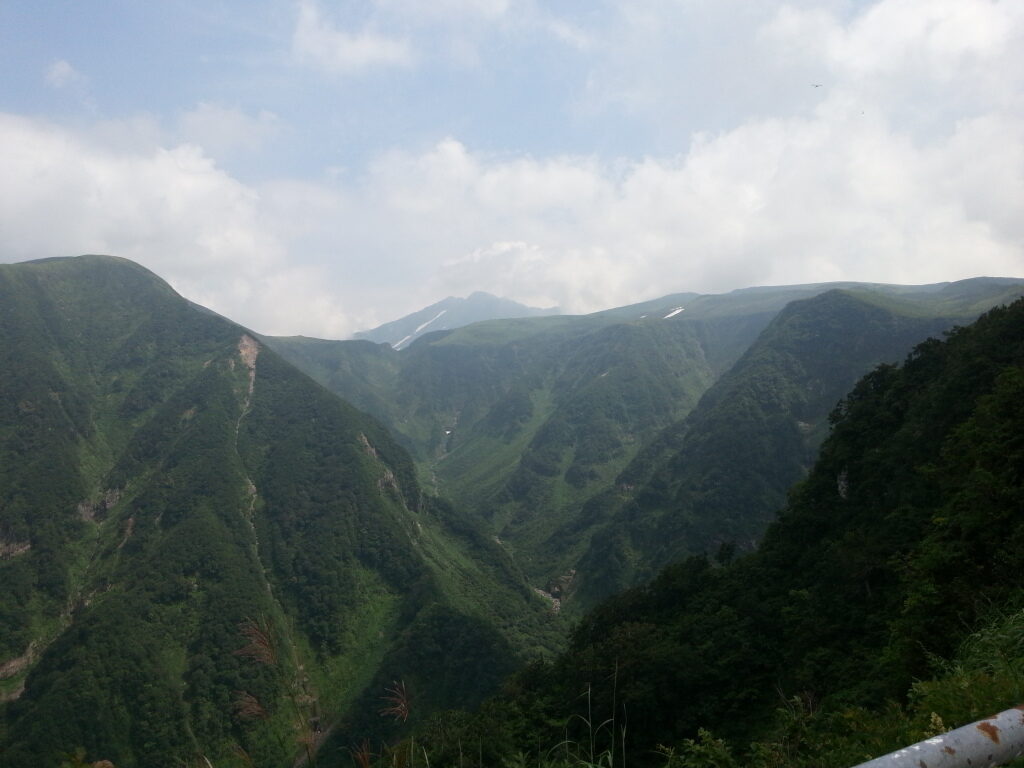 にかほ市から望む秀麗な鳥海山