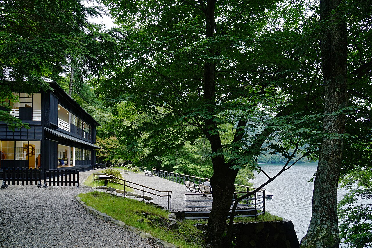 中禅寺湖畔に建つ英国大使館別荘記念公園の外観と湖