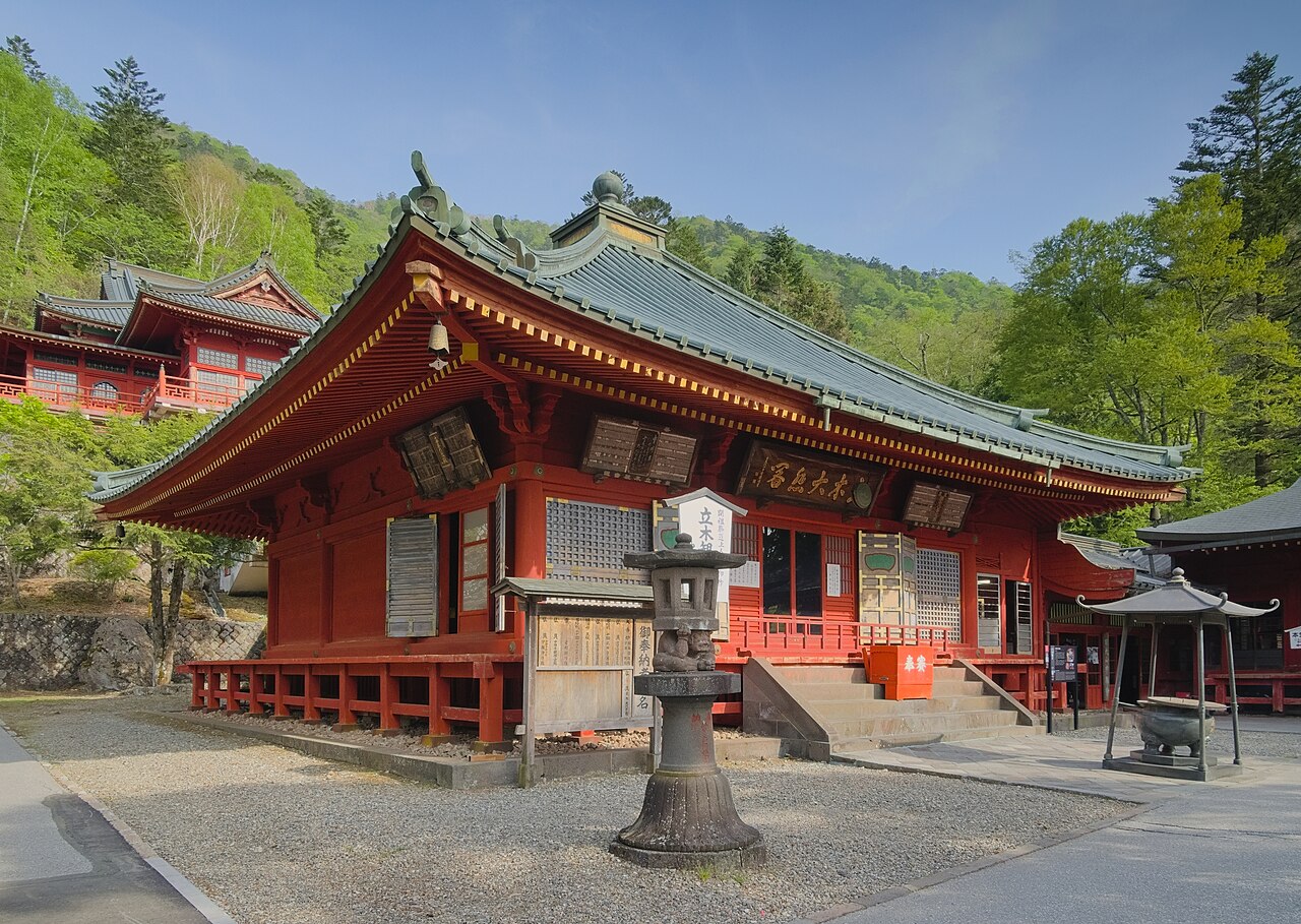 中禅寺の立木観音堂。朱塗りの堂と「立木観音」の標柱