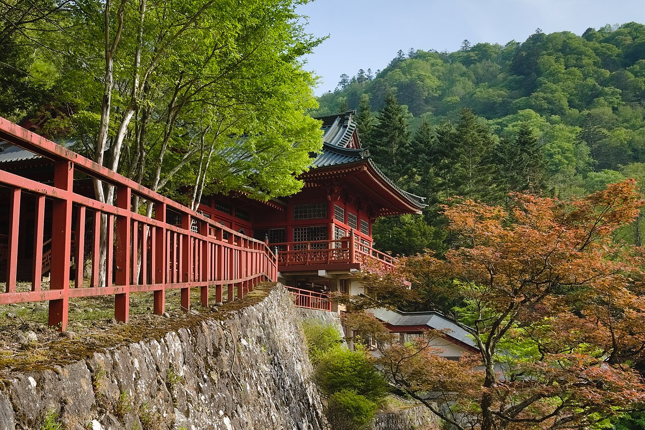 中禅寺の五大堂。石垣の上に建つ朱塗りの堂