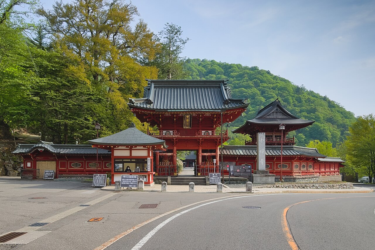 中禅寺の山門と受付。新緑に包まれた境内の入口