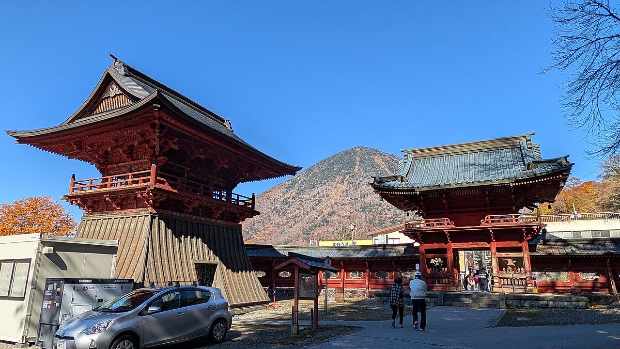 中禅寺の鐘楼と山門、背後にそびえる男体山