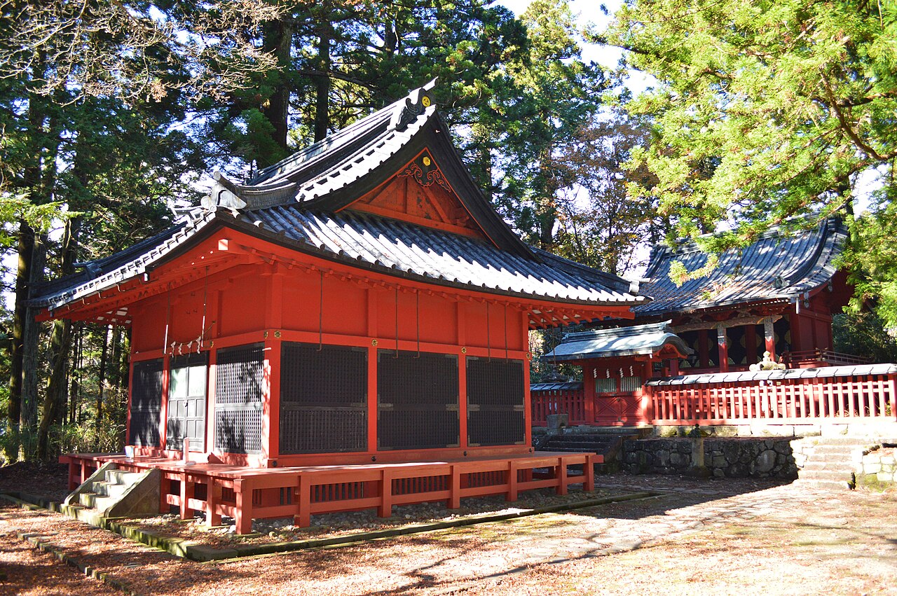 日光二荒山神社の別宮・本宮神社の社殿。杉木立に囲まれた朱塗りの社