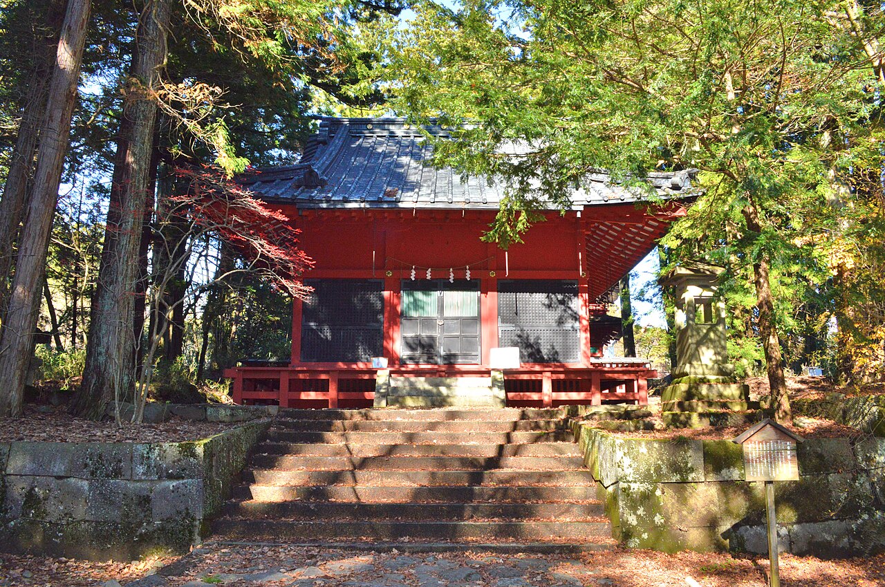 紅葉に包まれた本宮神社の拝殿を石段の下から望む