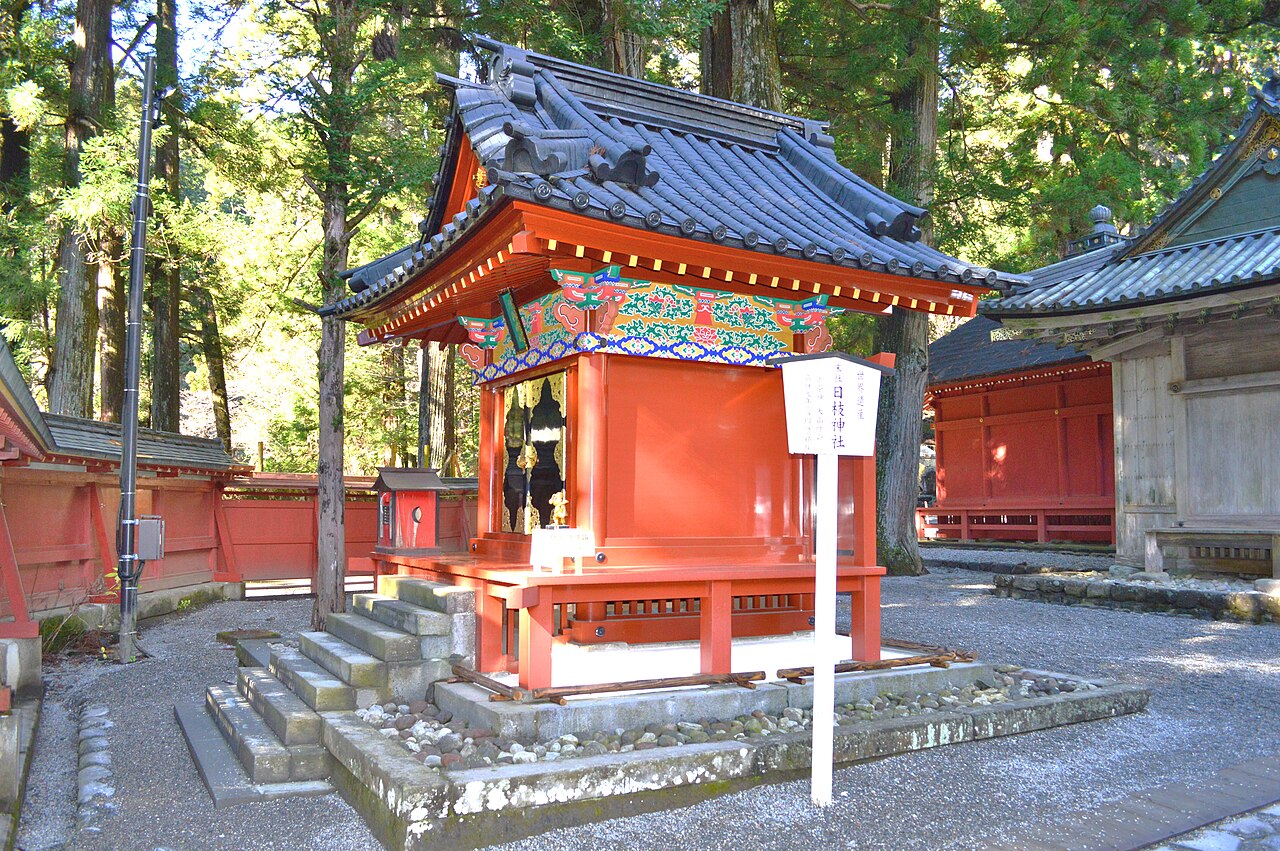 日光二荒山神社の摂社・日枝神社。極彩色の軒を持つ小さな朱塗りの社殿