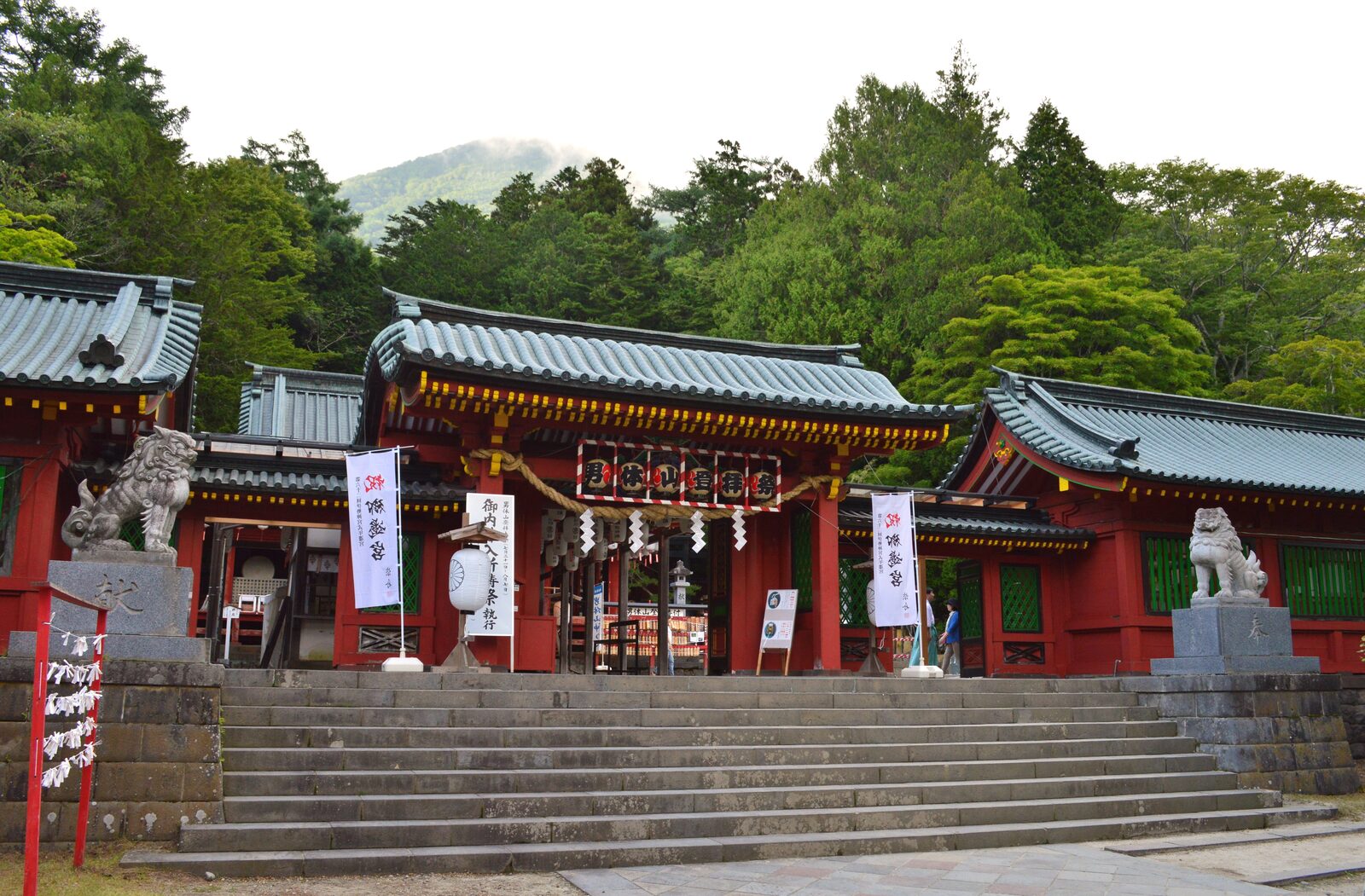 日光二荒山神社中宮祠の中門と石段、参拝者の様子