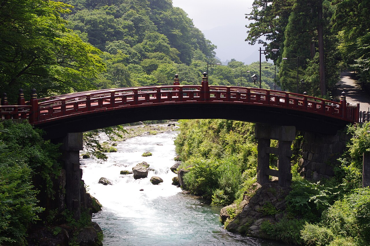 日光二荒山神社の神橋。大谷川の清流に架かる朱塗りの木造反り橋