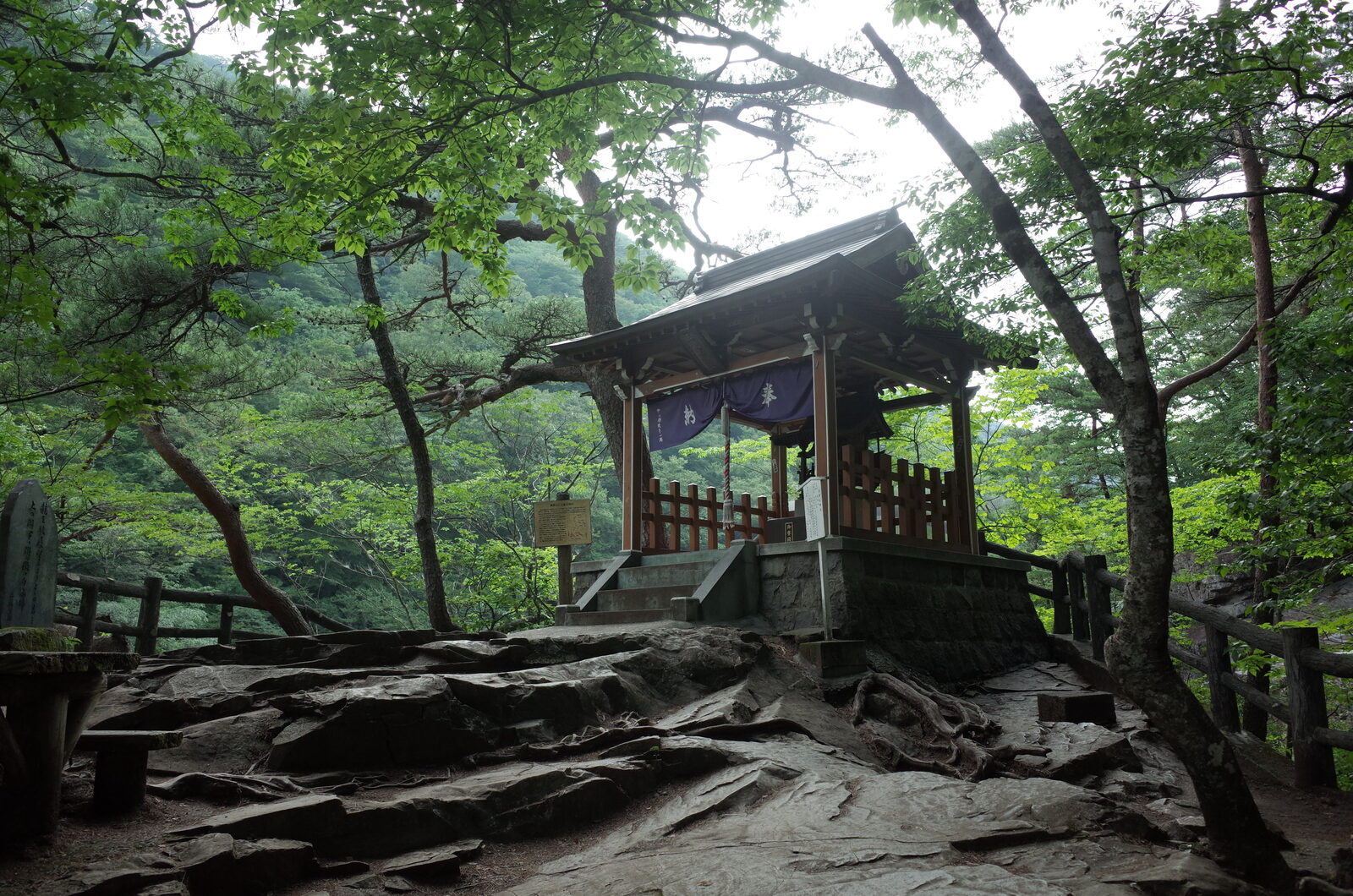 龍王峡の渓谷、虹見の滝のそばに鎮座する五龍王神社の社殿