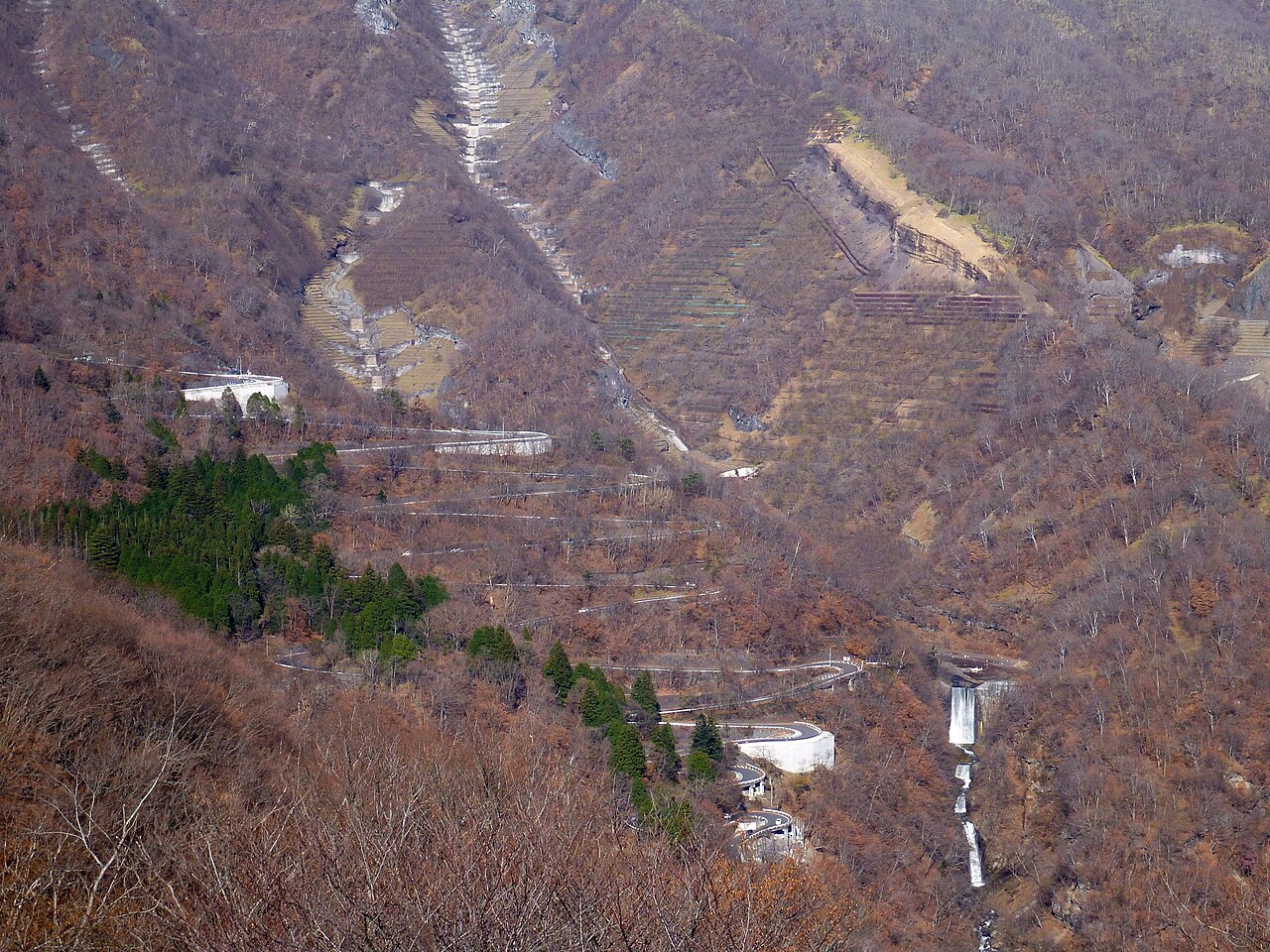 山腹を九十九折に登るいろは坂の全景。48のカーブが連なるようす