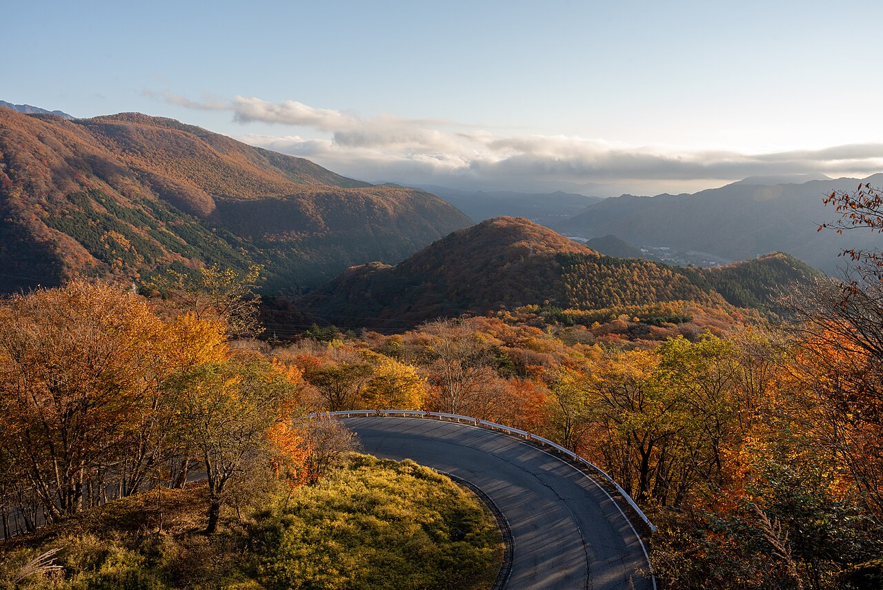 いろは坂のヘアピンカーブと紅葉に染まる山並みの大パノラマ