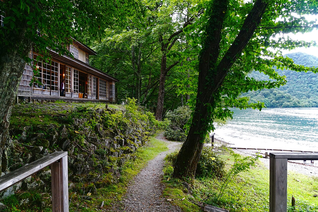 中禅寺湖畔に建つイタリア大使館別荘と湖岸の小径