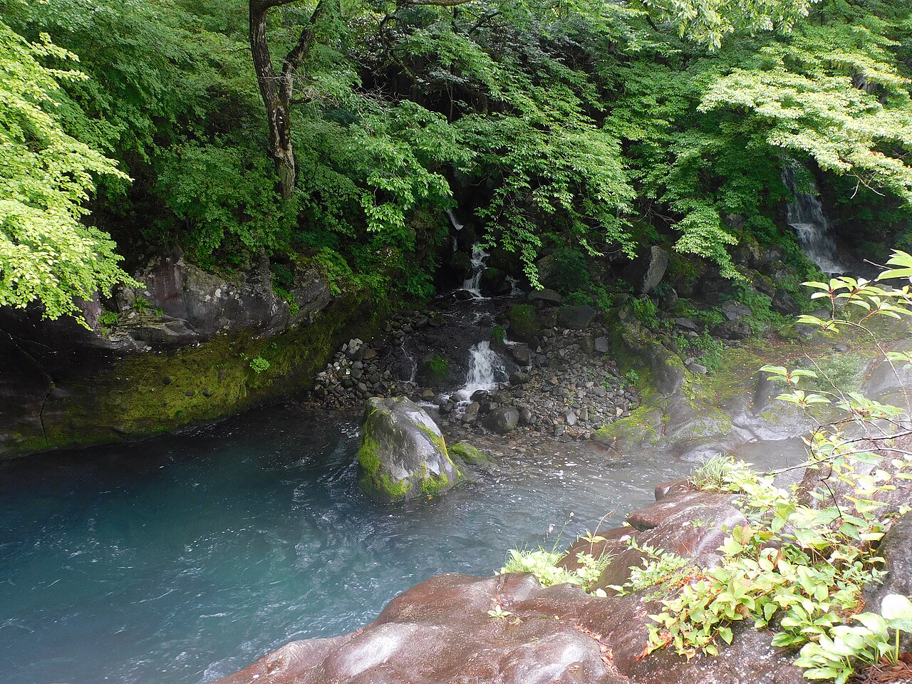 憾満ヶ淵の並び地蔵と大谷川