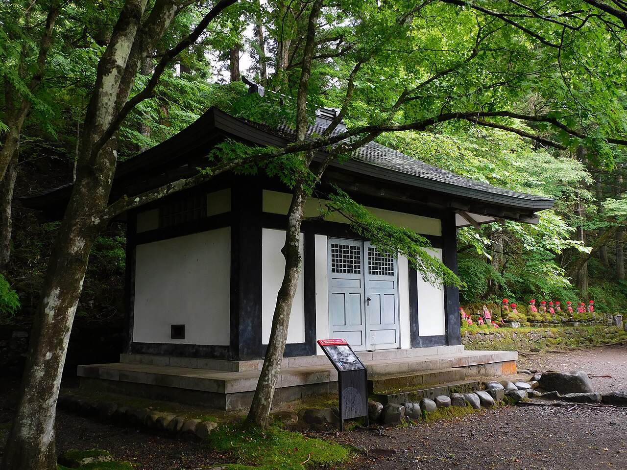 憾満ヶ淵の慈雲寺の堂。右奥に並び地蔵の列が見える
