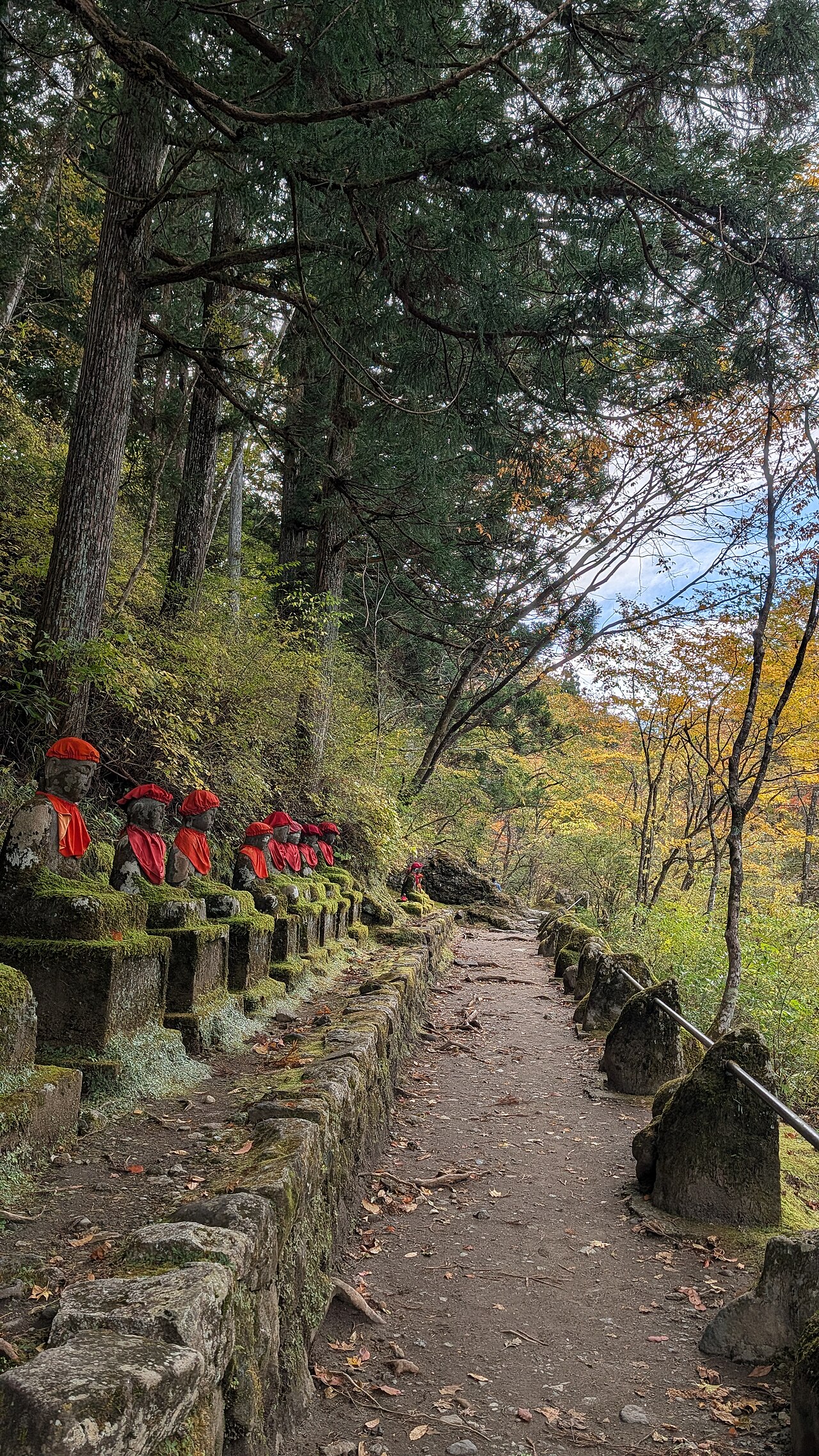 紅葉期の憾満ヶ淵。並び地蔵と遊歩道、黄葉した木々